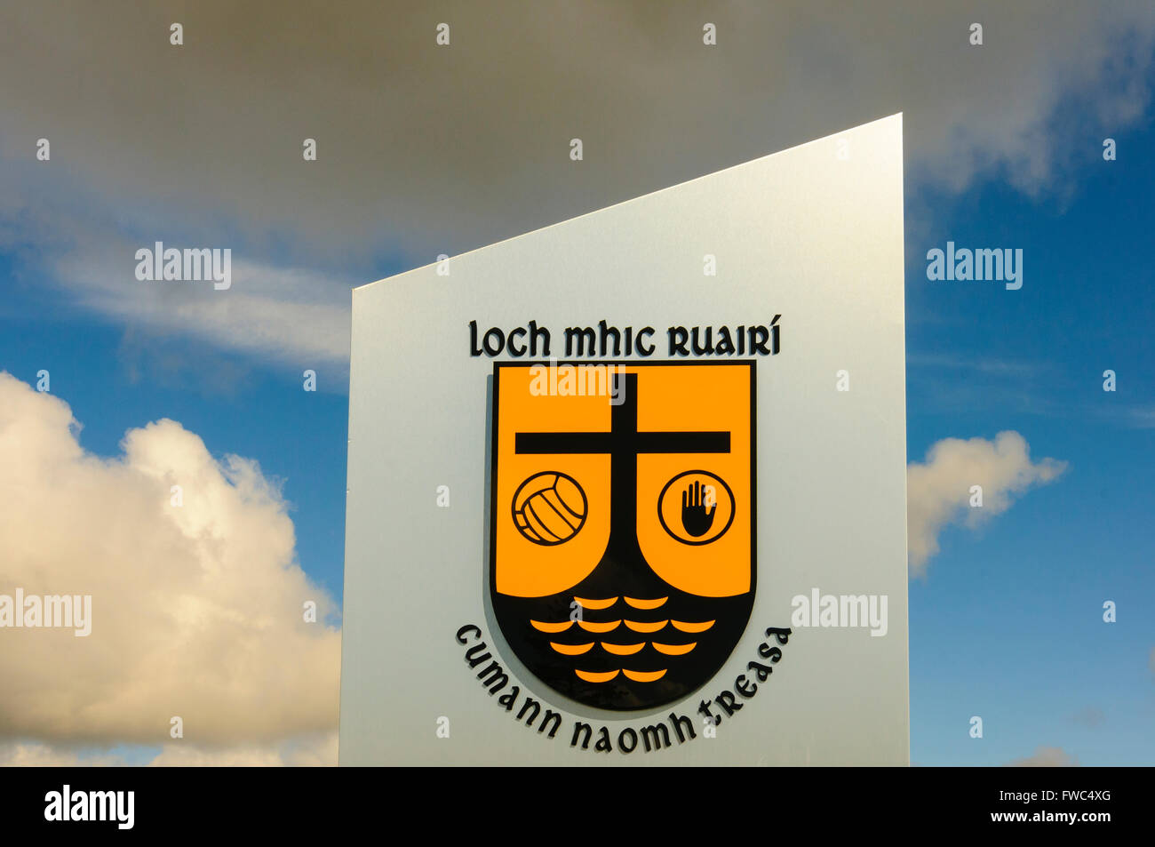 Loch mhic Raurí GAA motivos, Loughmacrory, Condado de Tyrone, Irlanda del Norte. Foto de stock