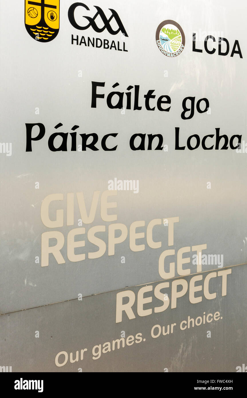 Loch mhic Raurí GAA motivos, Loughmacrory, Condado de Tyrone, Irlanda del Norte, con el lema "Dar sentido, obtener respeto" Foto de stock