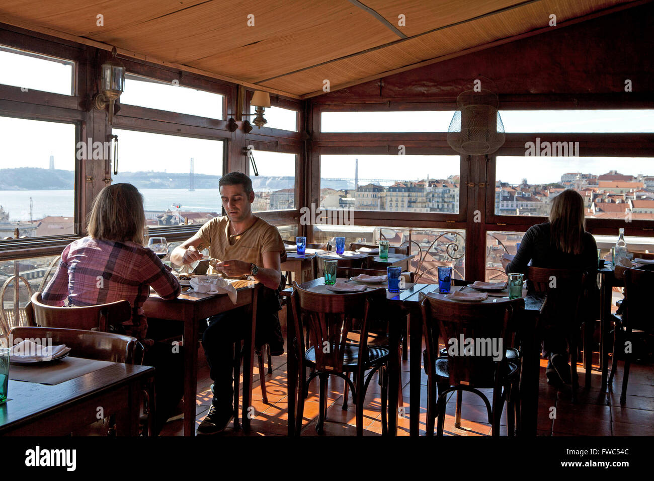 Lissabon: una mesa de restaurante Chapito Fotografía de stock - Alamy