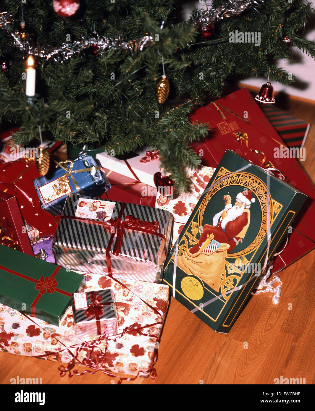 Regalos navideños bajo el árbol de Navidad Foto de stock