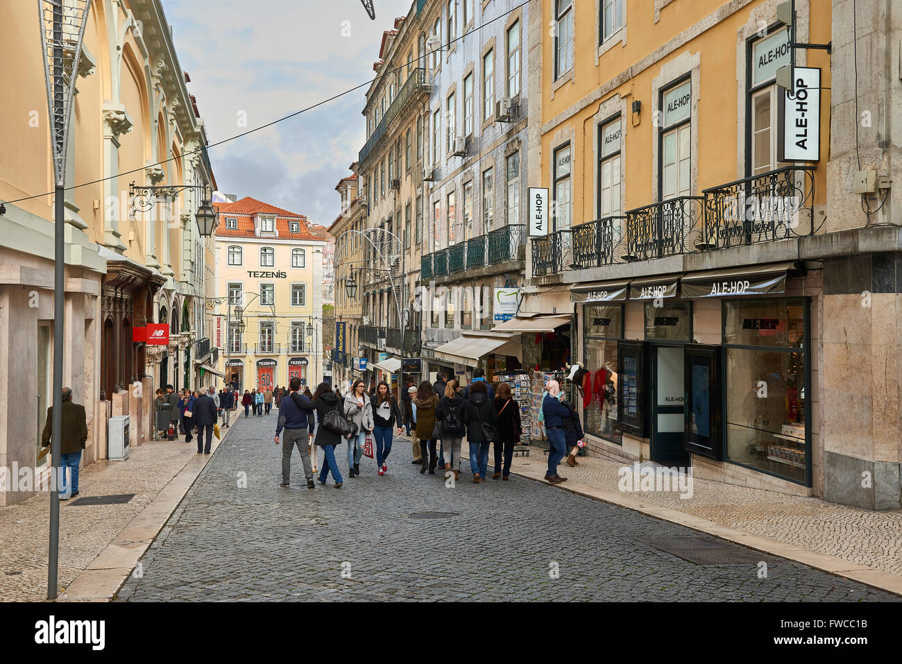 La calle de adoquines en Lisboa, Portugal, Europa Foto de stock