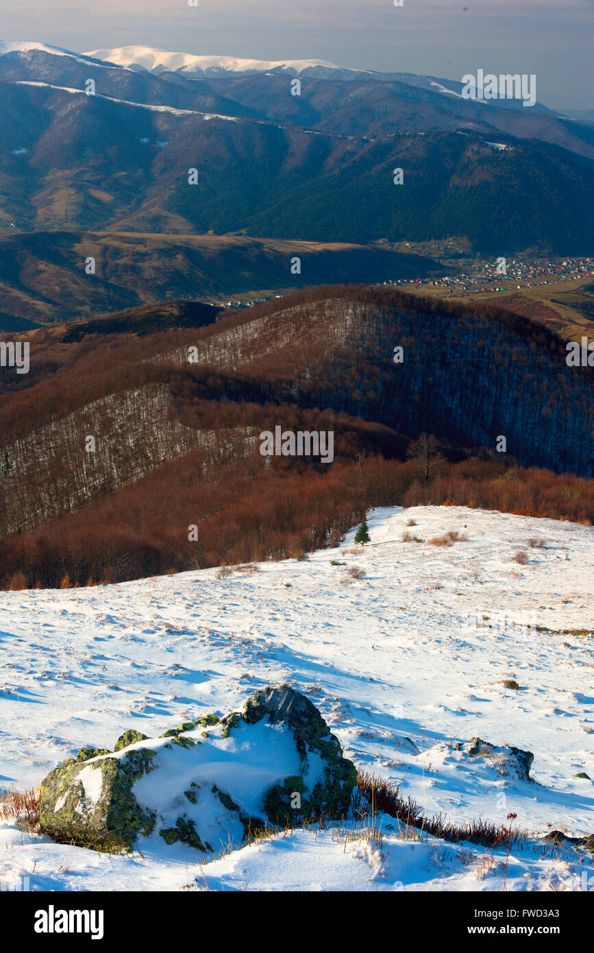 Cárpatos, paisaje de invierno, los Cárpatos, bosque Foto de stock