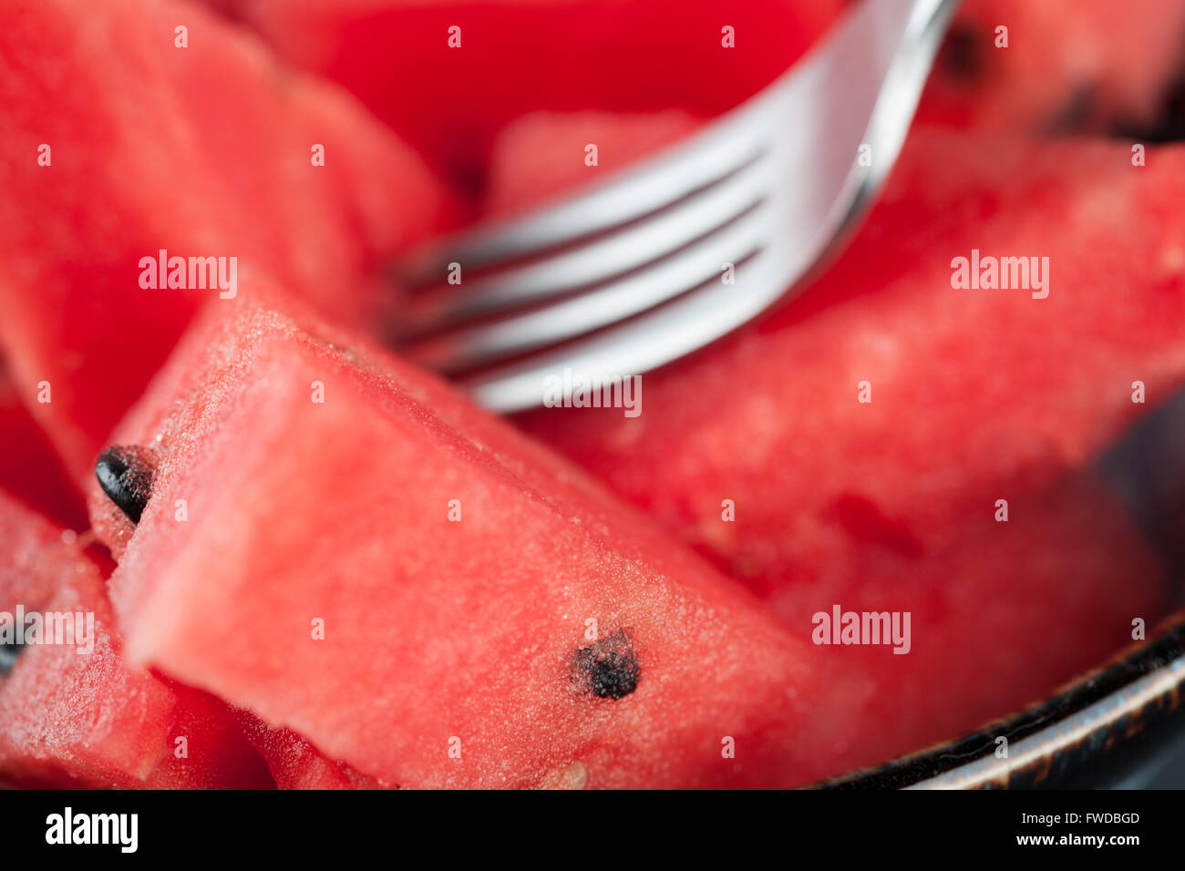 Rebanadas de sandía con horquilla extreme closeup. Profundidad de campo. Foto de stock