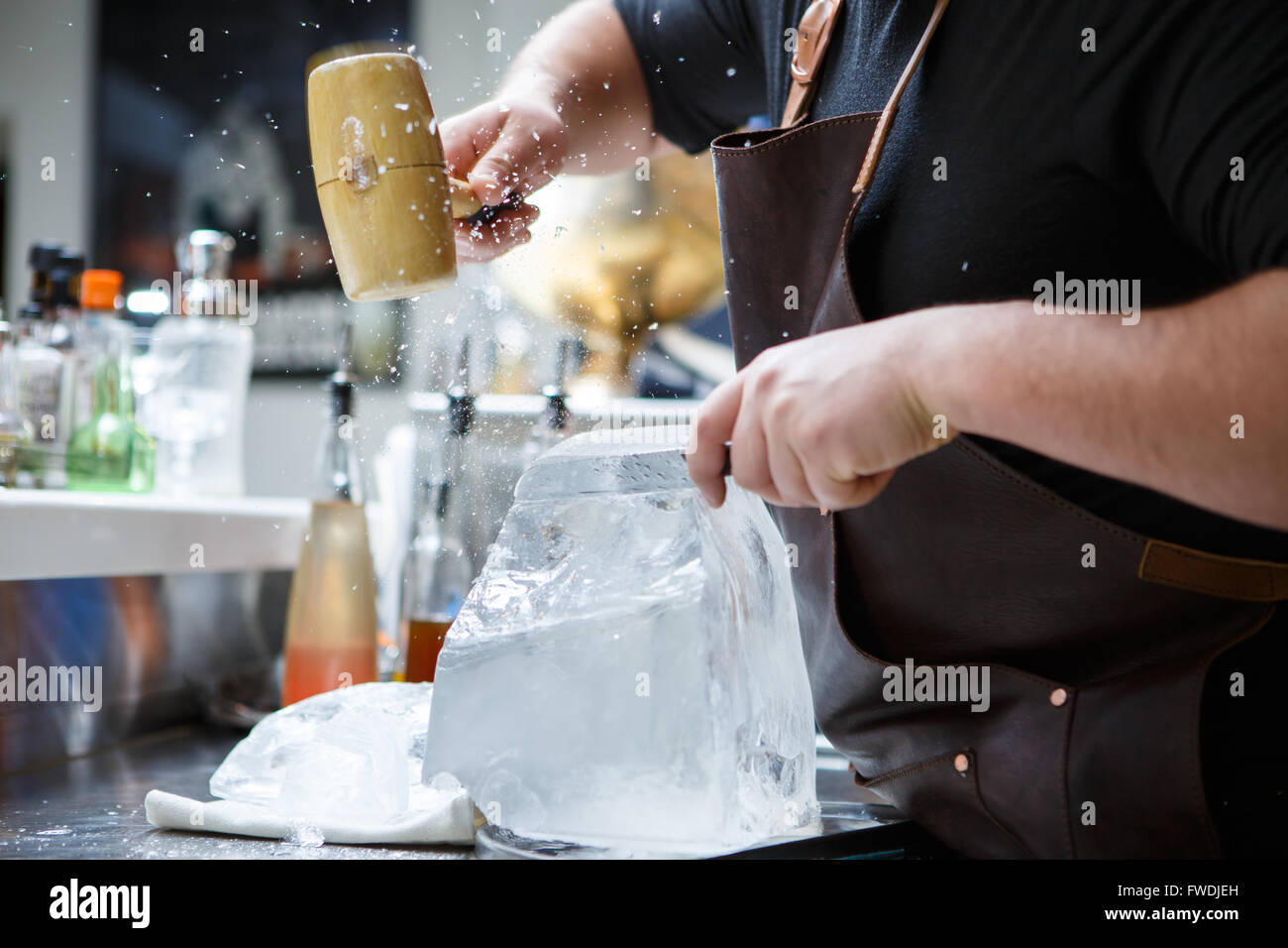 Bartender Mannually Hielo Picado Con Martillo De Madera Y Metal De La 