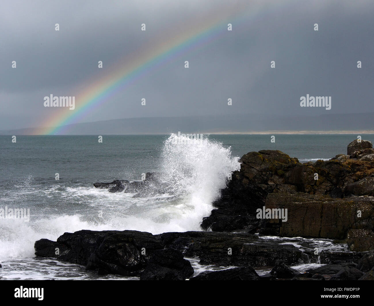 Rainbow y ondas, Machrihanish, de Kintyre, Escocia Foto de stock