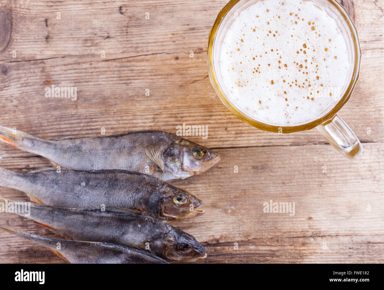 La cerveza y el pescado en el fondo de la vista de la mesa Foto de stock