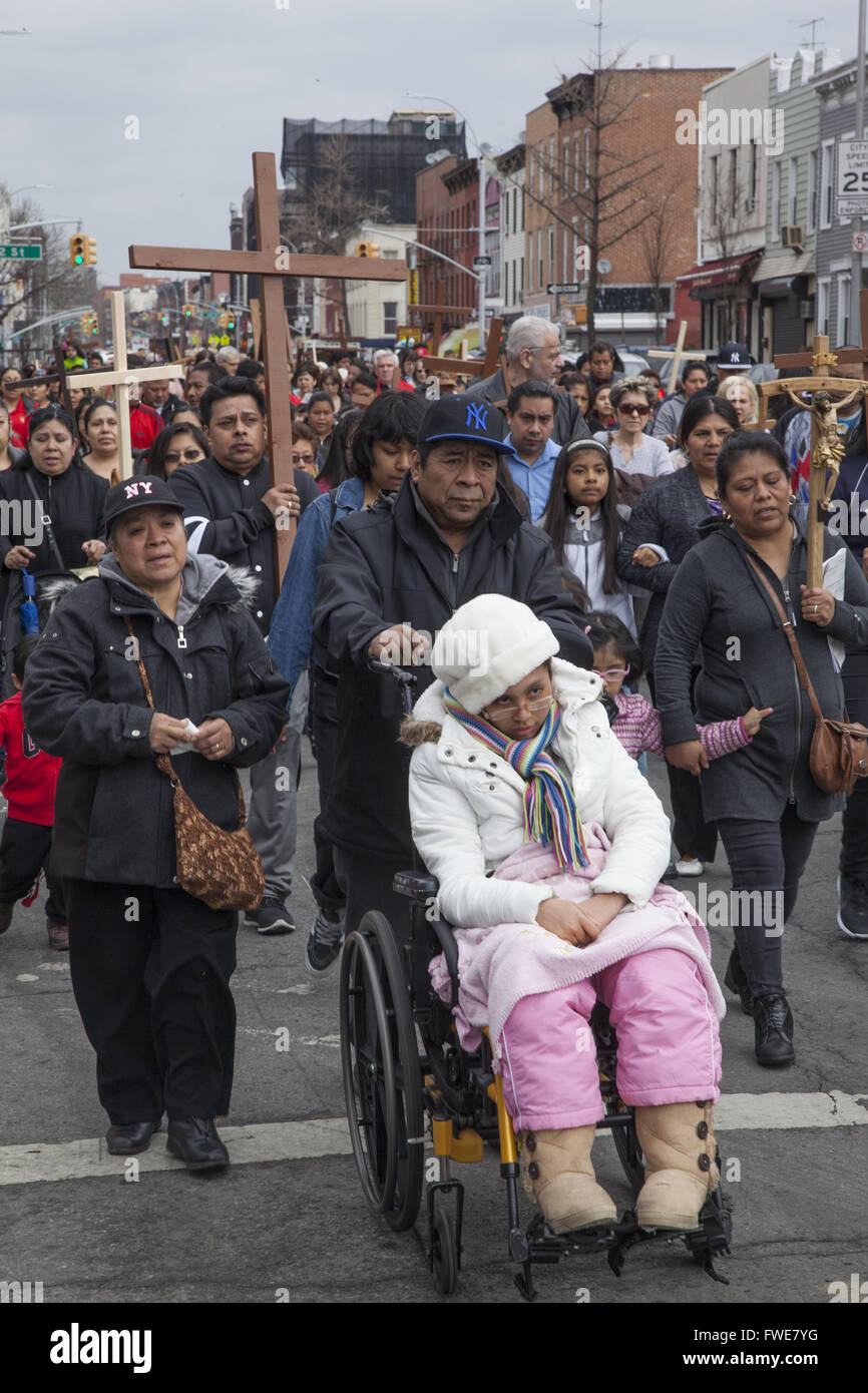 Estaciones de la Cruz procesión en inglés, español y polaco en el