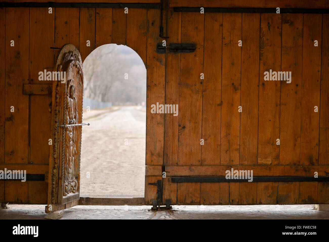 Abrir puerta de madera de la pared exterior y bokeh Foto de stock