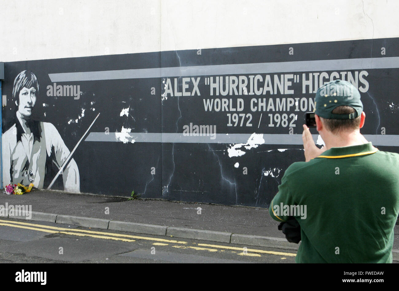 Billar star irlandés Higgins muere. Un turista fotografías un mural del ex campeón de billar Alex Higgins, cerca de su casa en el sur B Foto de stock