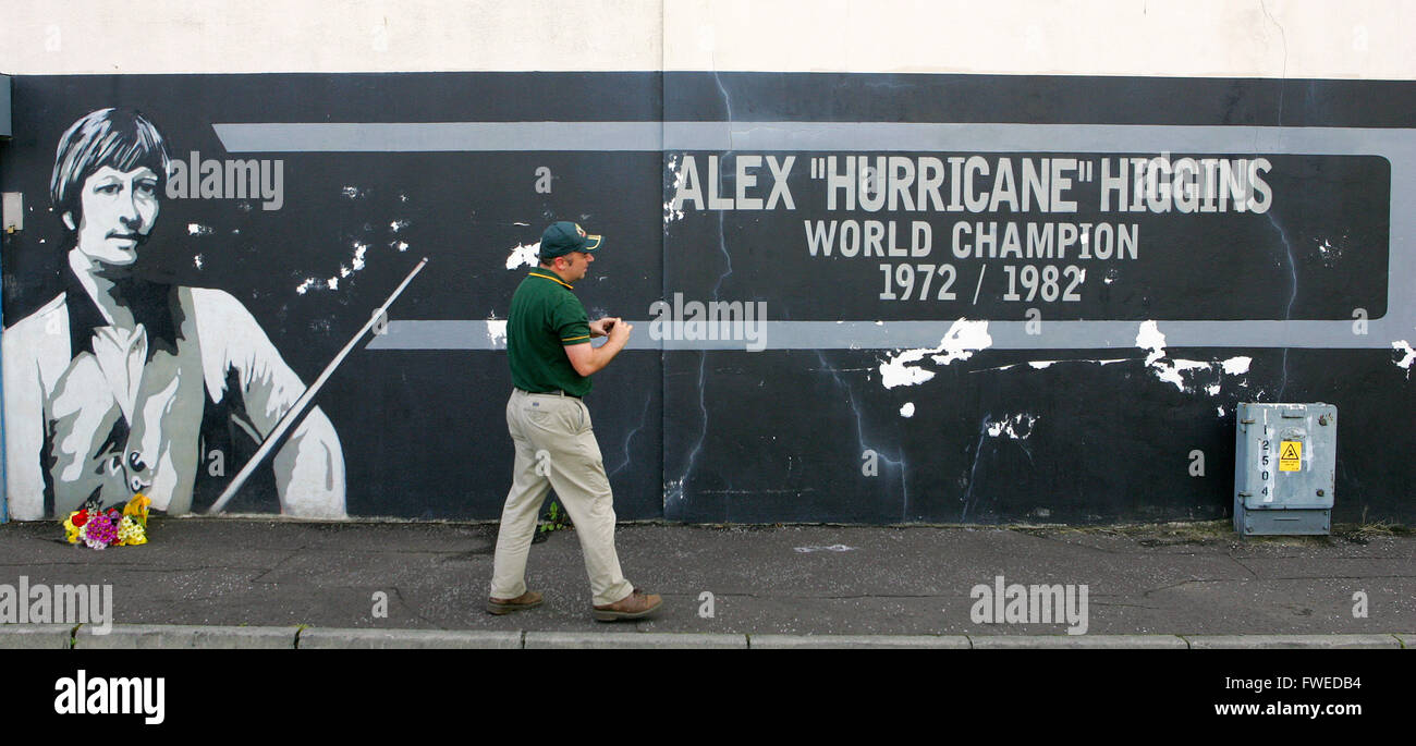 Billar star irlandés Higgins muere. Un turista fotografías un mural del ex campeón de billar Alex Higgins, cerca de su casa en el sur B Foto de stock