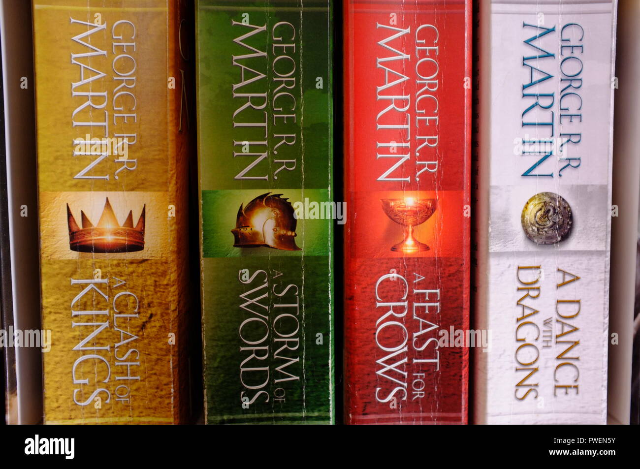 George R. R. Martin Juego de Tronos libros en una estantería