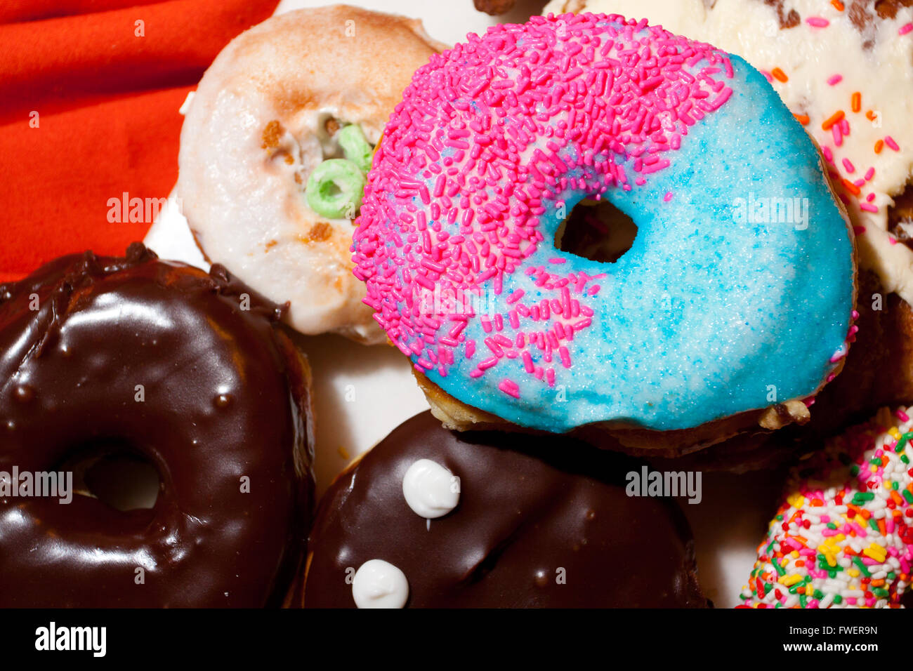 Algunos donuts están en una pila en un plato en una recepción de boda. Foto de stock