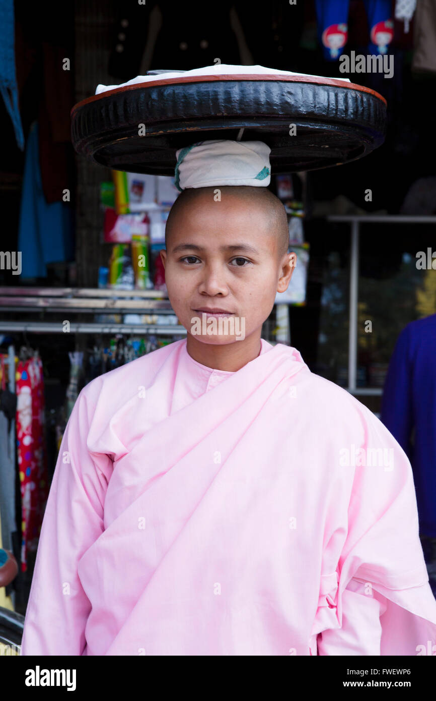 Monja budista en ropas tradicionales, Monywa, Sagaing, Myanmar, Sudeste de Asia Foto de stock