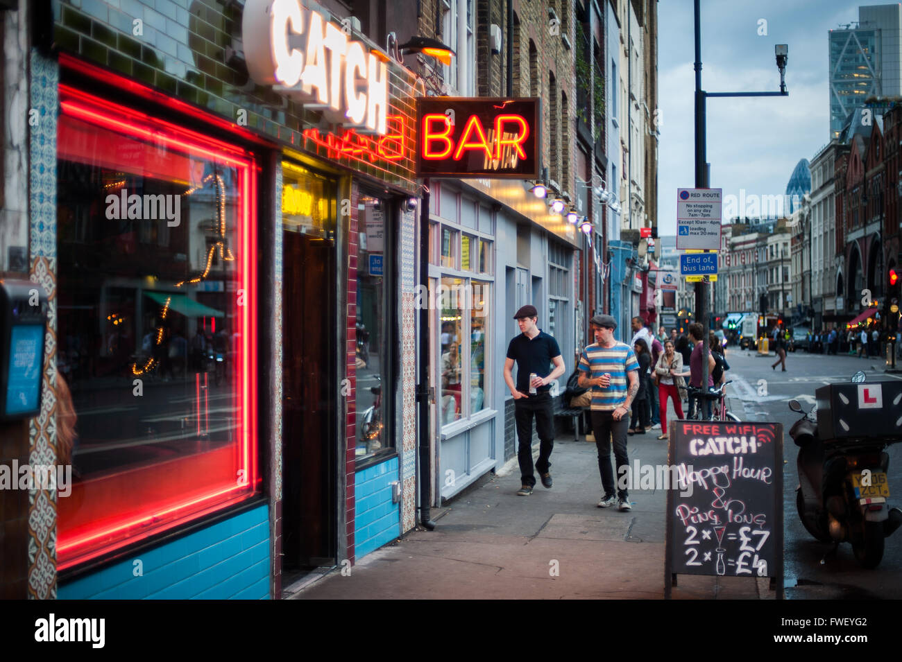 Hipster bar y escena callejera, Shoreditch, East London Foto de stock
