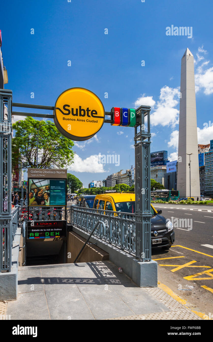 El Obelisco y la entrada de la estación de metro en la Plaza Republica en Buenos Aires, Argentina, Sudamérica. Foto de stock