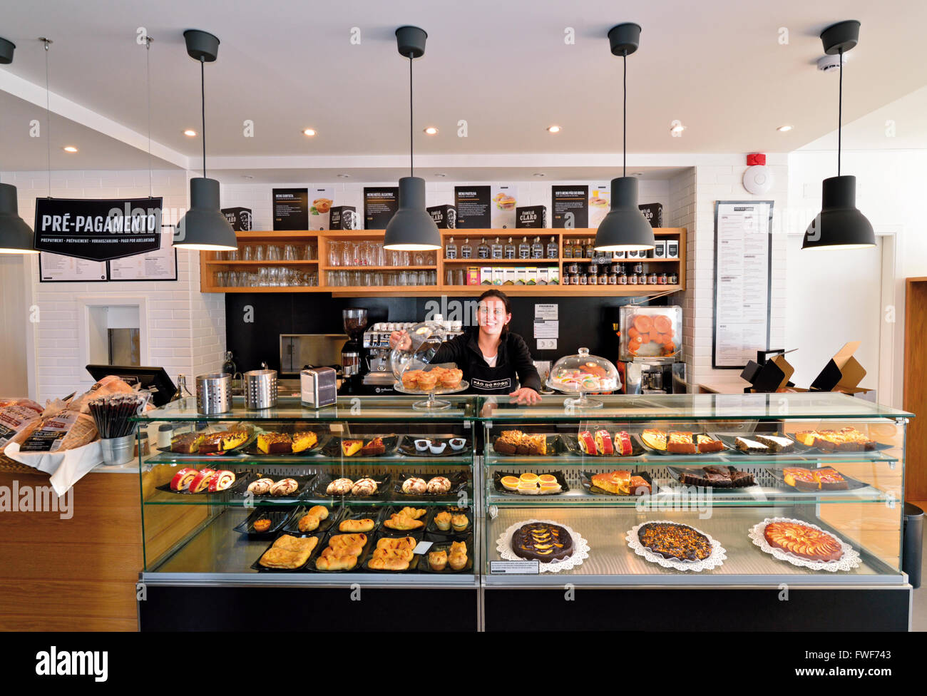 Portugal, Algarve: Interior de panadería/cafetería Pao ¿Rogil con una variedad de tortas y pastelería tradicional Foto de stock