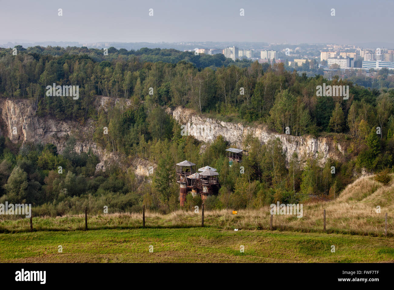 Liban cantera con acantilados de piedra caliza jurásica, oxidados y viejos edificios industriales en Cracovia, Polonia Foto de stock