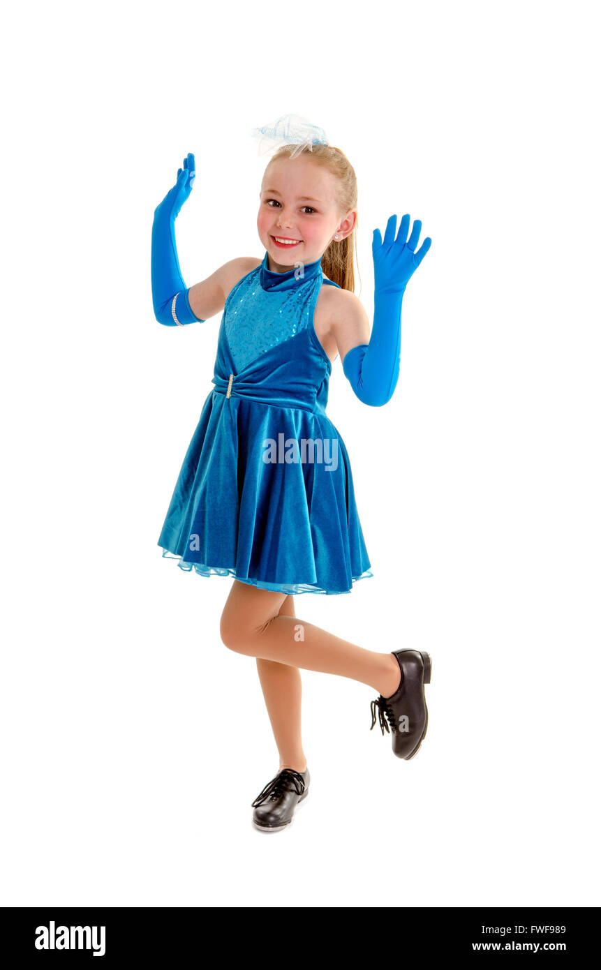 Un feliz toque bailarín plantea en clase vestido azul y guantes considerando disfraz Foto de stock