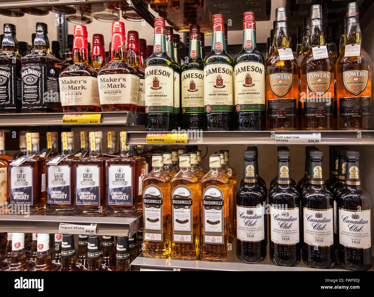 Las botellas de alcohol en los estantes de una tienda de licor Foto de stock
