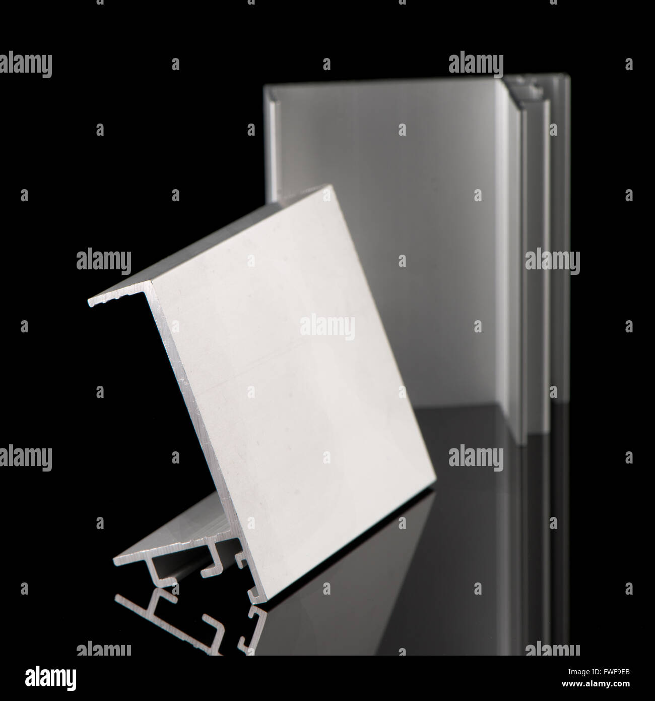 Muestra de perfil de aluminio aislado sobre fondo negro Fotografía de