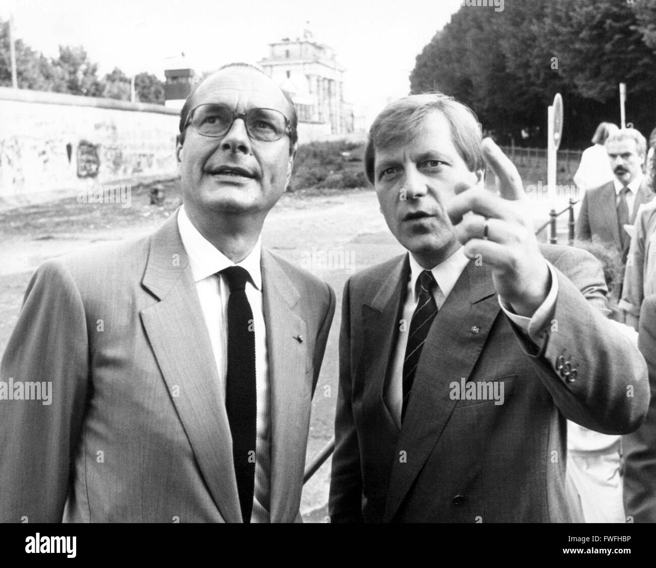 El primer ministro francés Jacques Chirac (l) y el alcalde de Berlín, Eberhard Diepgen visitando el muro de Berlín el 1 de julio de 1987. Foto de stock