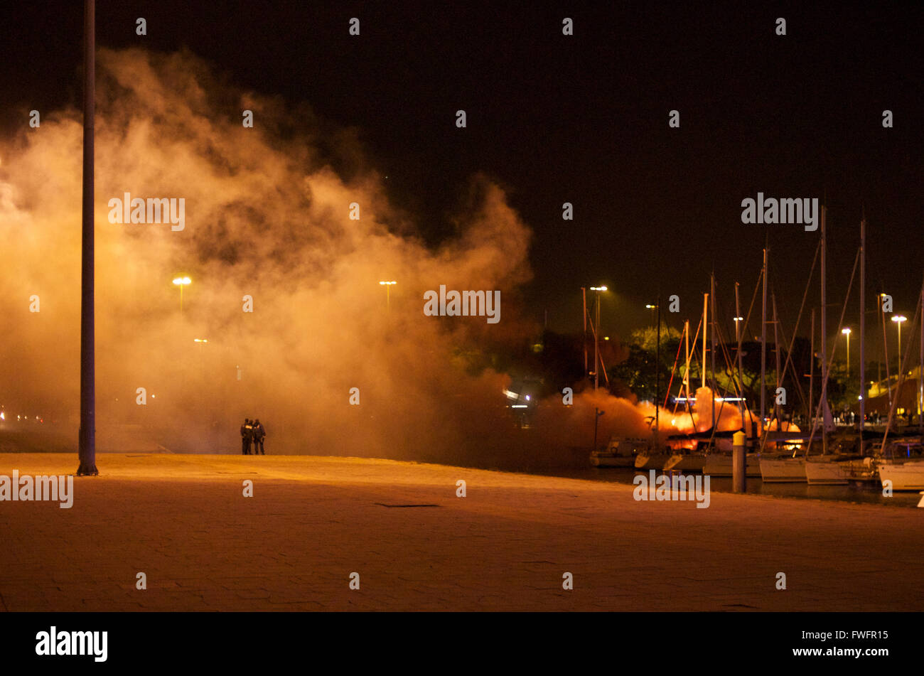 Lisboa Portugal El 6 De Abril 2016 Primeras Horas Del 6Âº De Abril De 2016 Una Explosion Causo Un Incendio En Un Barco De La Marina A Pocos Metros De La Iconica