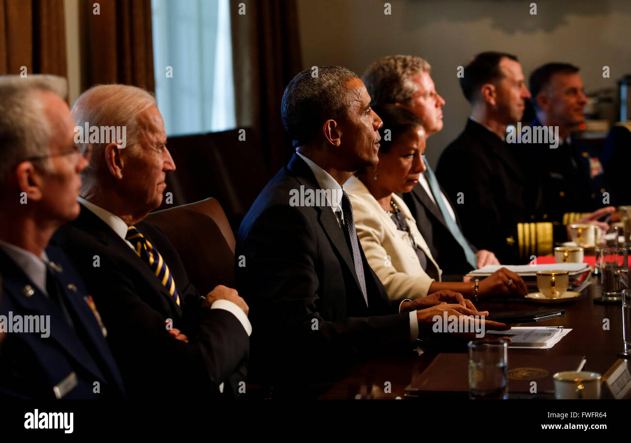 El Presidente de Estados Unidos, Barack Obama (3L) se reúne con los comandantes combatientes y jefes del Estado Mayor Conjunto con el vicepresidente Joe Biden (2L) y Asesor de Seguridad Nacional de los Estados Unidos Susan Rice (4L) en la Sala del Gabinete de la Casa Blanca, en Washington, DC, 5 de abril de 2016. Crédito: Aude Guerrucci / Pool a través del CNP - SIN CABLE SERVICIO - Foto de stock