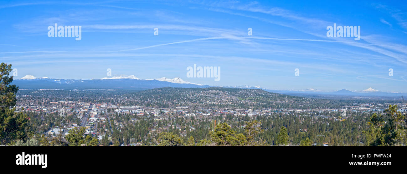Vista de Bend, Oregon desde la cumbre del Estado Butte piloto punto panorámico Foto de stock