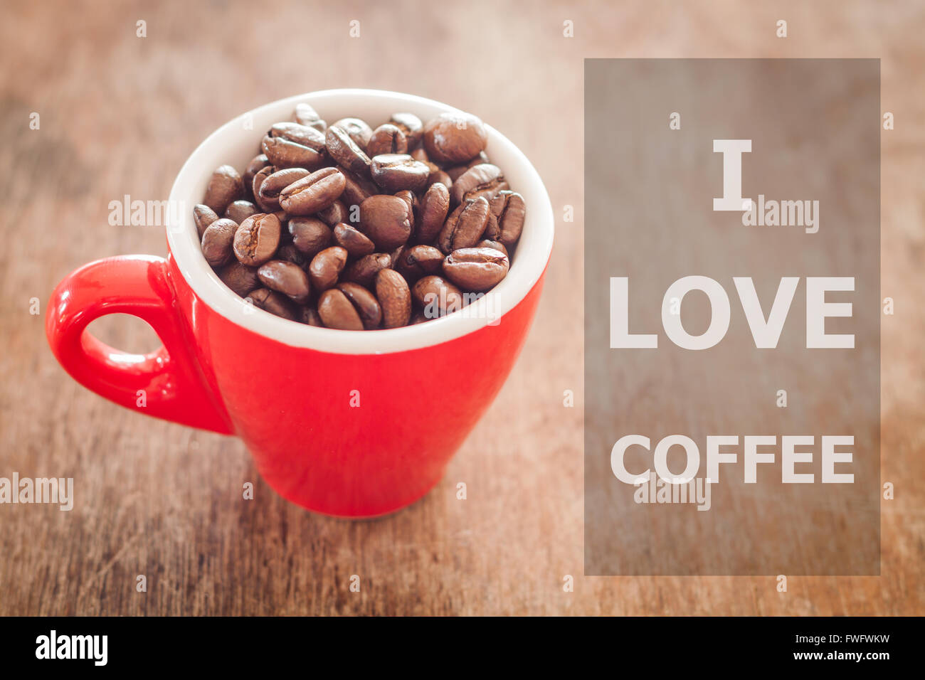 Me encanta el café cita inspiradora sobre fondo de la taza de café Foto de stock
