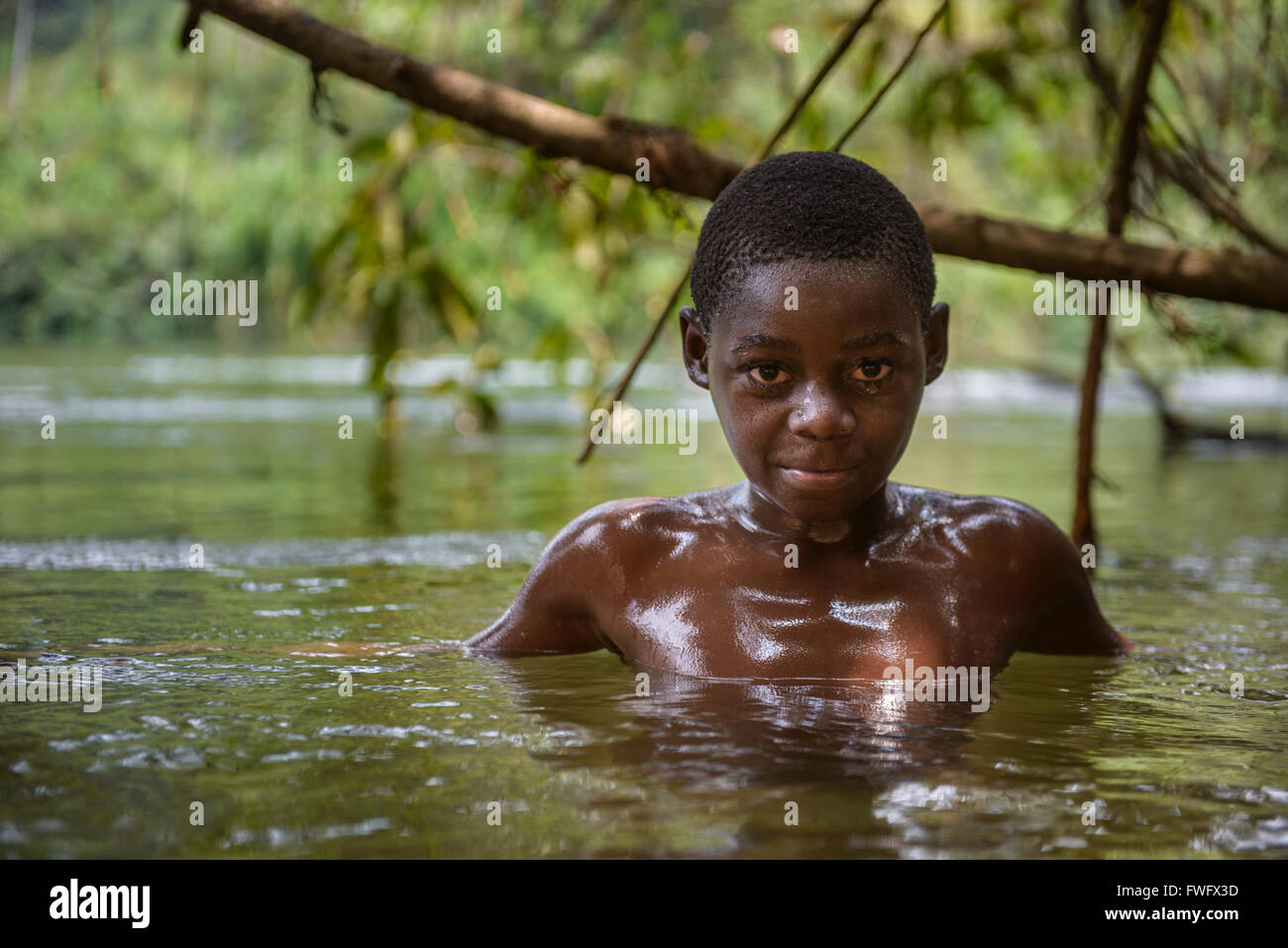 Bañarse en los ríos de la selva, Gabón, África Central Foto de stock