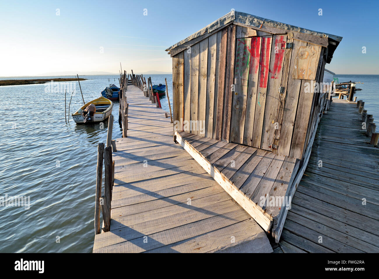 Portugal, Alentejo: romántico puerto pesquero "Cais Palafita' en Carrasqueira Foto de stock