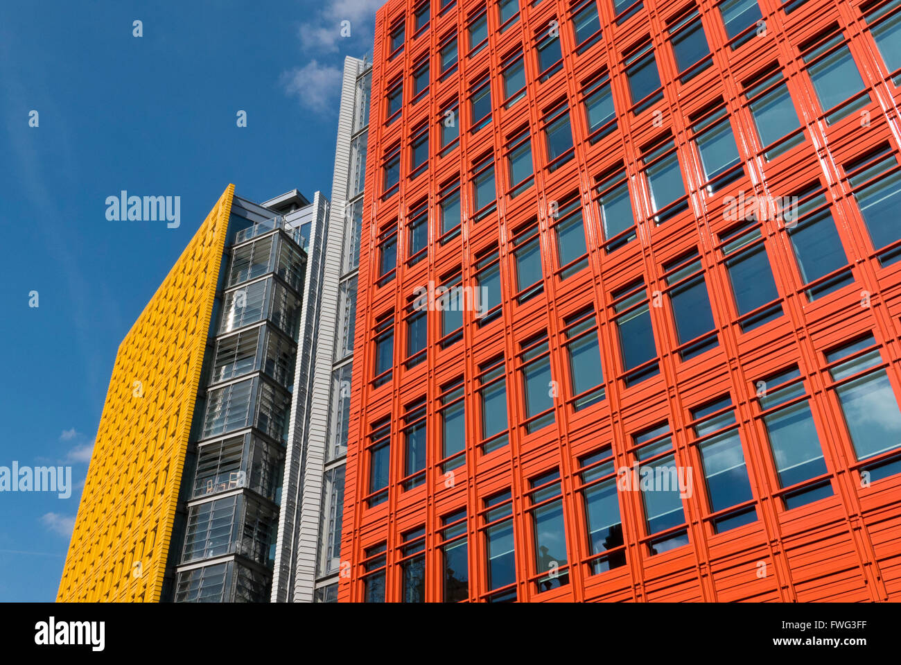 Edificios color brillante Central St Giles por el arquitecto italiano Renzo Piano en Londres, Reino Unido. Foto de stock