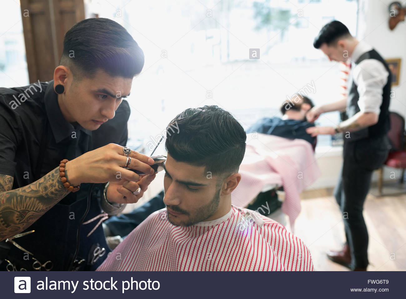 Barber hombre de fresado Foto de stock