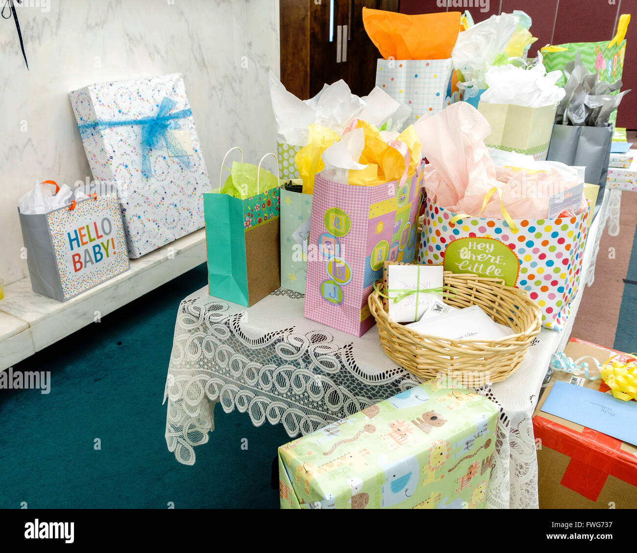 Una mesa de regalos para baby shower con coloridos paquetes y un mantel de  encaje. Ee.Uu Fotografía de stock - Alamy