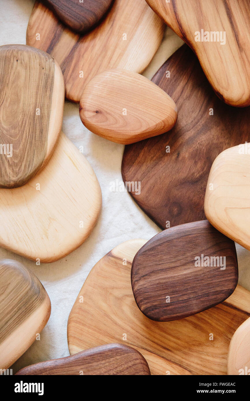 Una colección de pequeños objetos de madera gira suave de diferentes colores y patrones de grano de madera Foto de stock