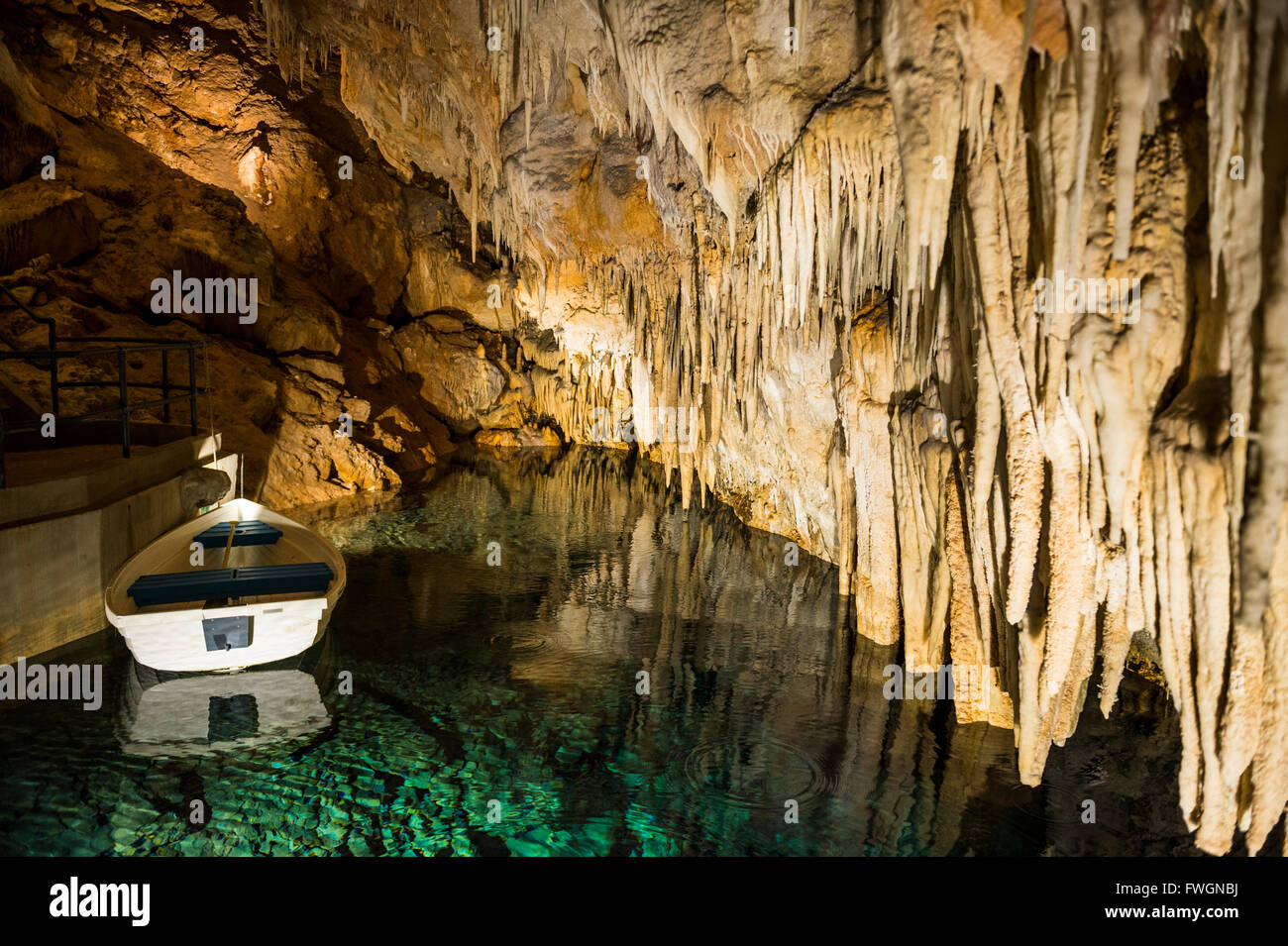 Estalactitas y estalagmitas en las cuevas subterráneas de cristal hermosas, Bermudas, Norteamérica Foto de stock