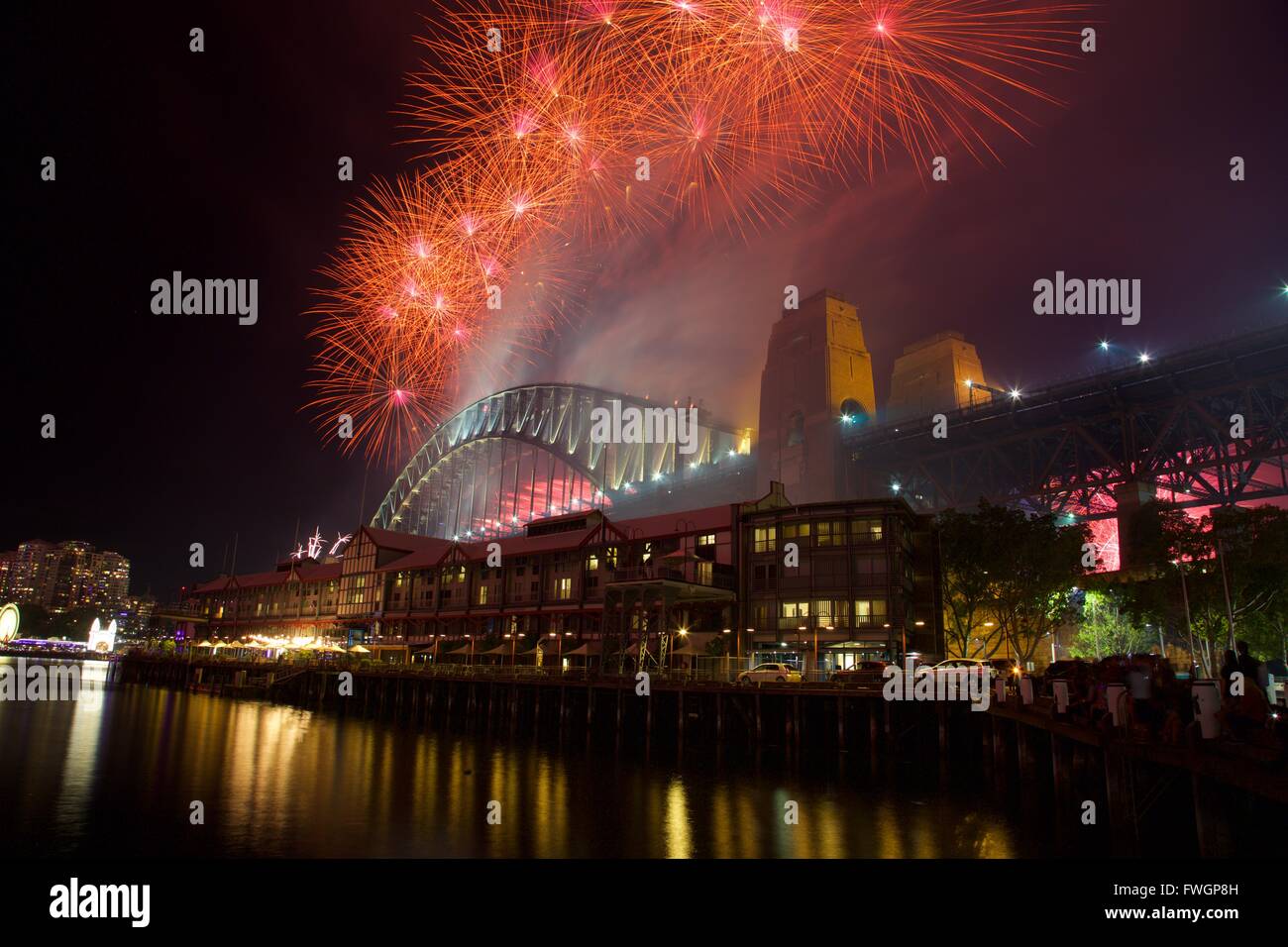 Sydney Harbour Bridge y la víspera de Año Nuevo Fuegos Artificiales, Sydney, New South Wales, Australia, Oceanía Foto de stock