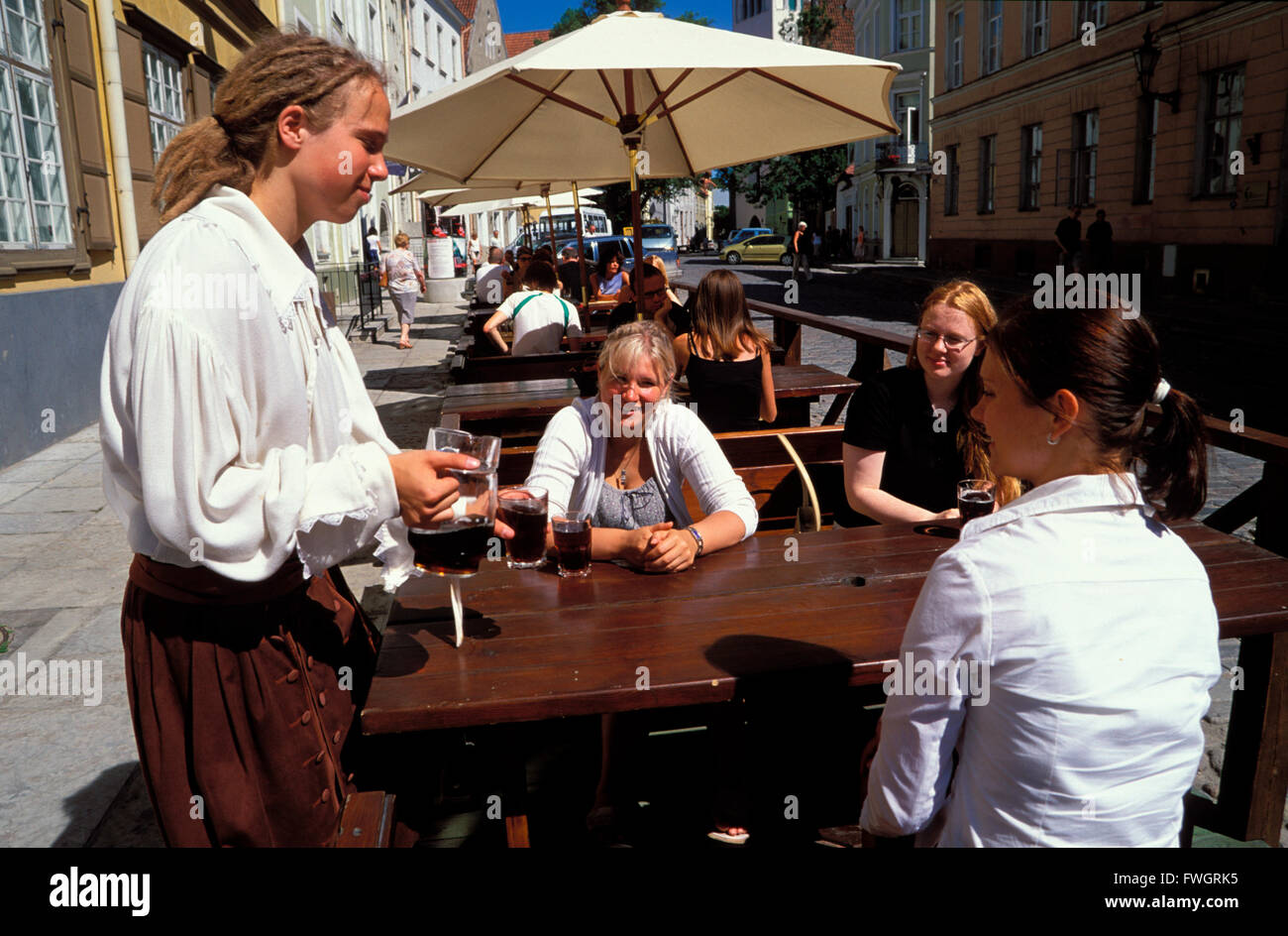 Street Cafe en el casco antiguo de Tallin, Estonia, Europa Foto de stock