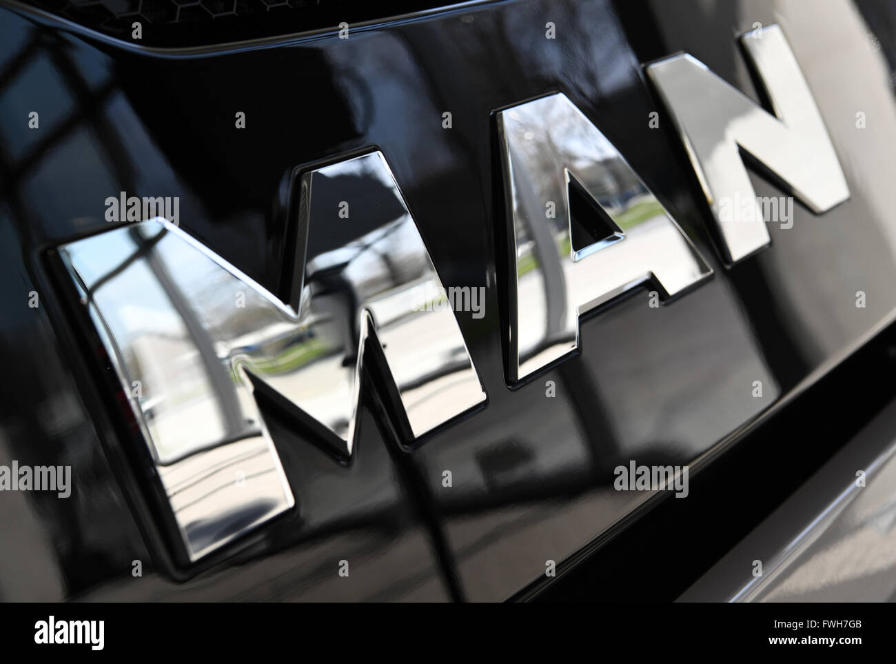 Munich, Alemania. 04 abr, 2016. Un logotipo de empresa fabricante de camiones MAN, en Munich, Alemania, 04 de abril de 2016. Foto: PETER KNEFFEL/dpa/Alamy Live News Foto de stock
