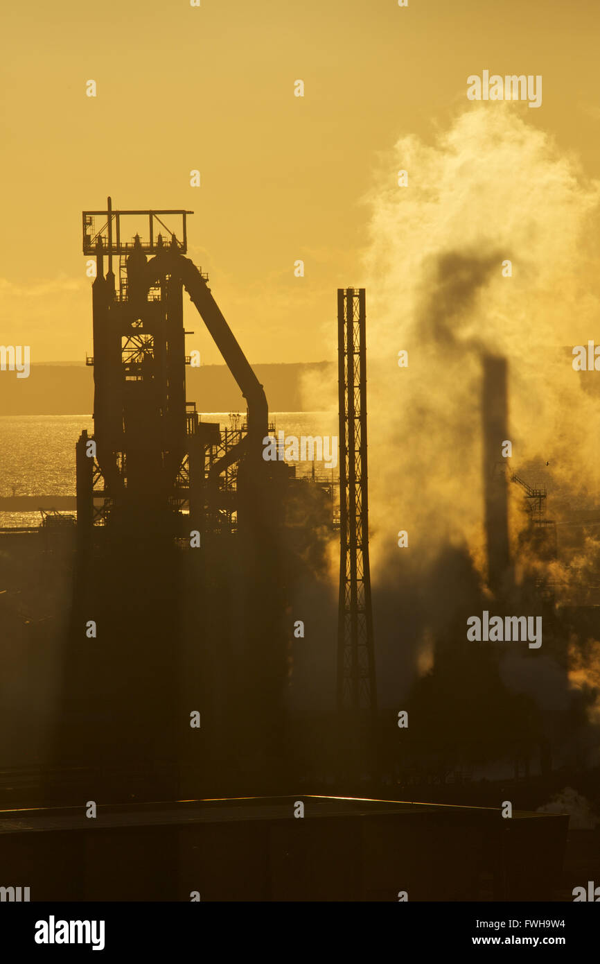 Tata Steel Works, Port Talbot, Gales del Sur, Reino Unido. El 5 de abril de 2016. Sun setts durante el Tata Steel Works, Port Talbot, en un día en que el Gobierno del Reino Unido está hopefull que puede encontrar un comprador para el amenazado de acerías. Más de 4000 puestos de trabajo están en riesgo después de Tata Steel anunció la semana pasada su intención de vender es acero sitios de trabajo en todo el Reino Unido. Crédito: Haydn Denman/Alamy Live News Foto de stock