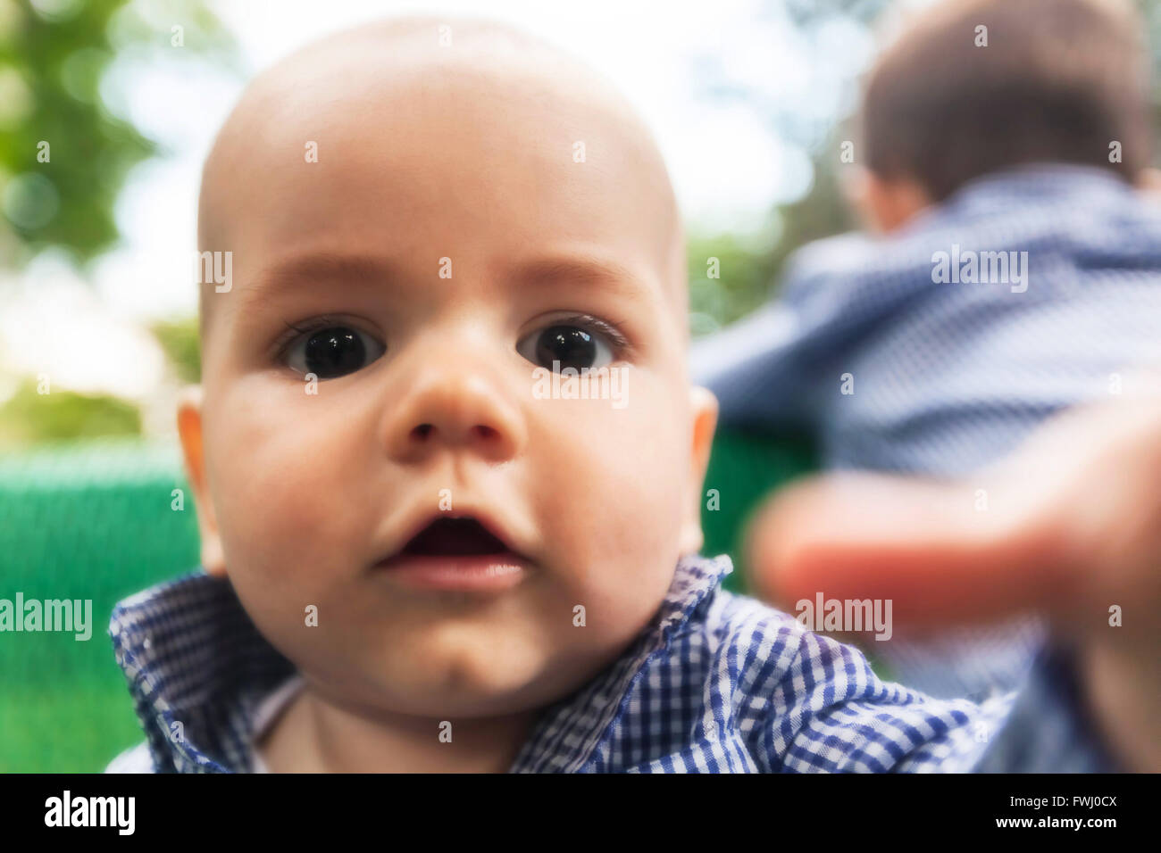 Un retrato de 8 meses Baby Boy asombrado directamente a la cámara Foto de stock