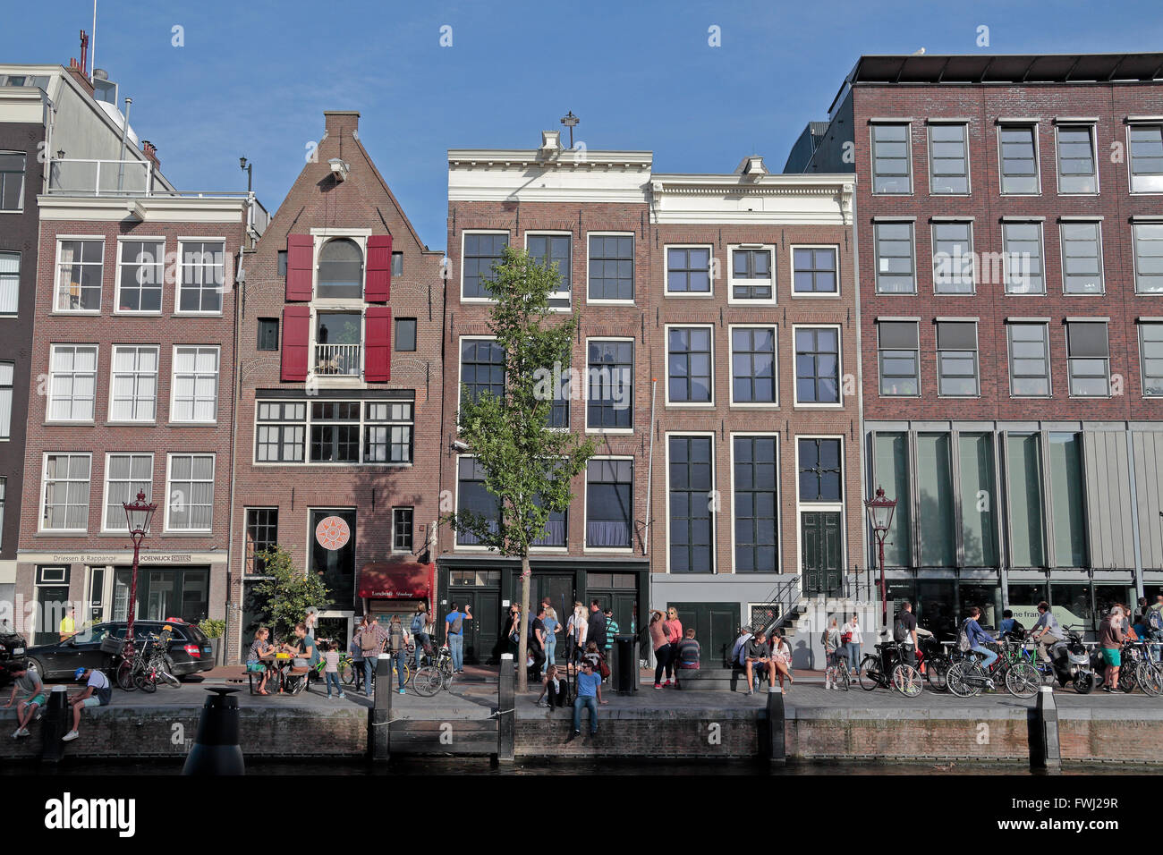 La casa de Anne Frank (en el centro directamente detrás del árbol) en Amsterdam, Países Bajos. Foto de stock