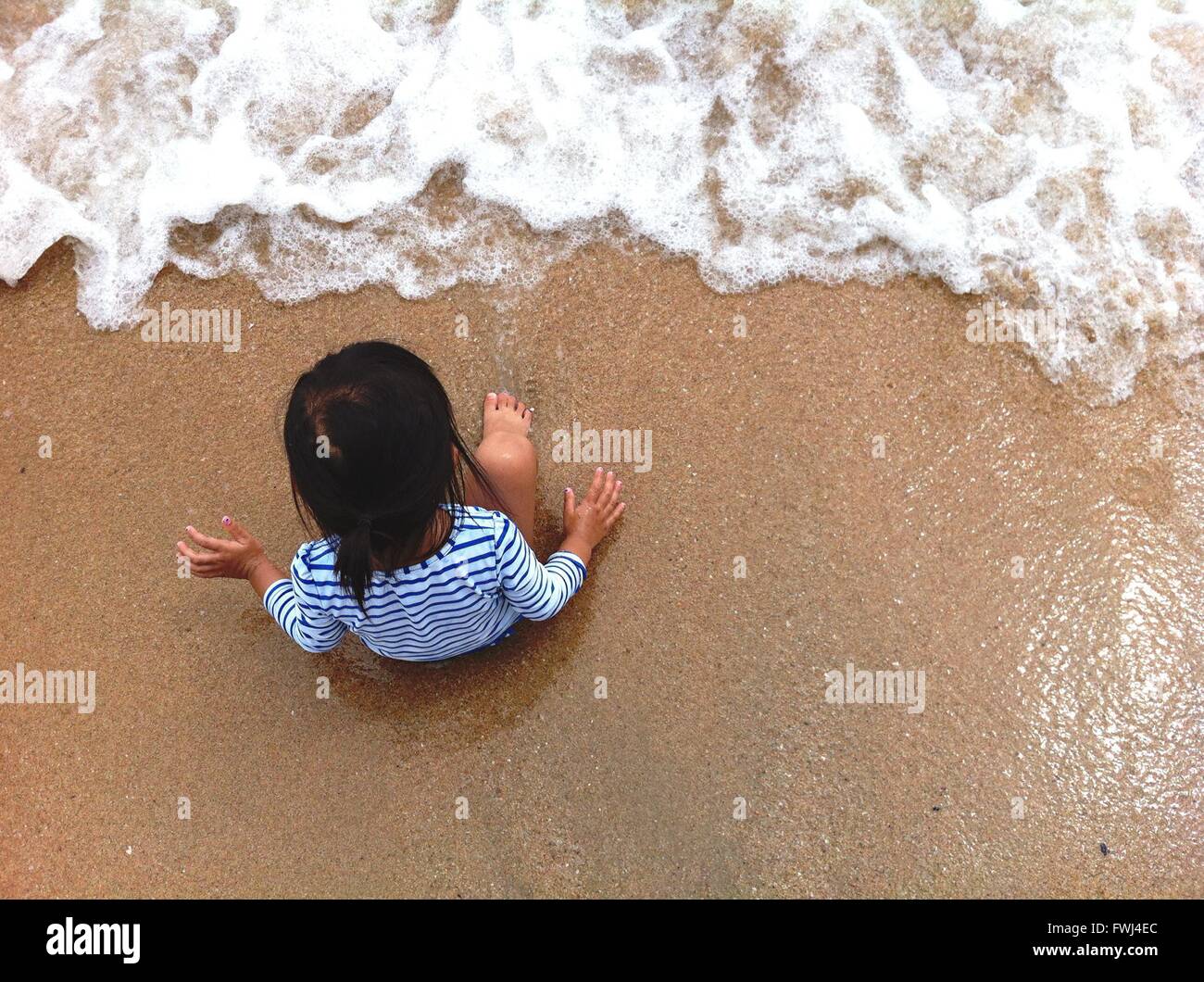 Un alto ángulo de vista de niño en la playa Foto de stock