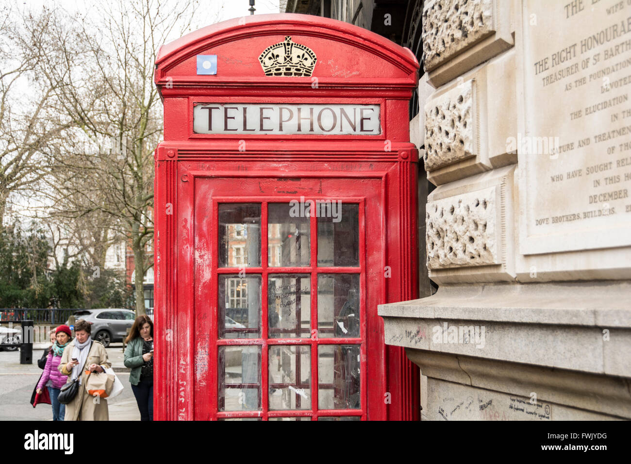 'Sherlock Holmes' cuadro teléfono fuera de Saint Barts Hospital en Smithfield, Londres, Reino Unido Foto de stock