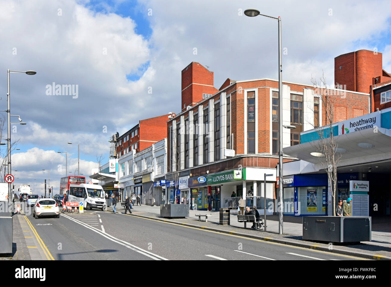 Calle Comercial Heathway En El Puente Hasta La Estacion Del Metro De Londres Heathway Dagenham Sirviendo A Alojamiento En El Lcc Becontree Estate Inglaterra Fotografia De Stock Alamy