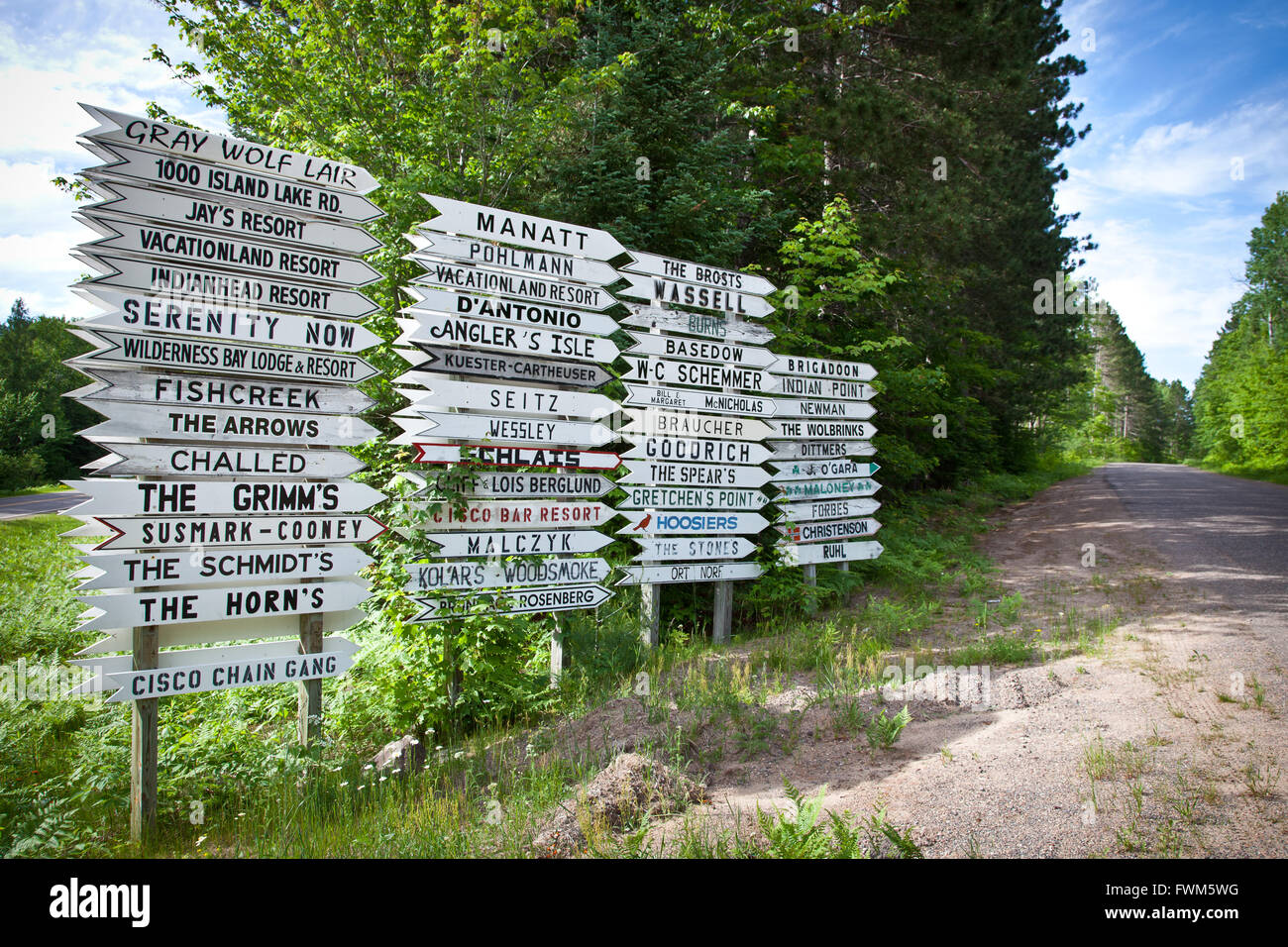 Letreros hechos a mano de madera en el bosque de la Northwoods en Land O'Lakes, Wisconsin. Foto de stock