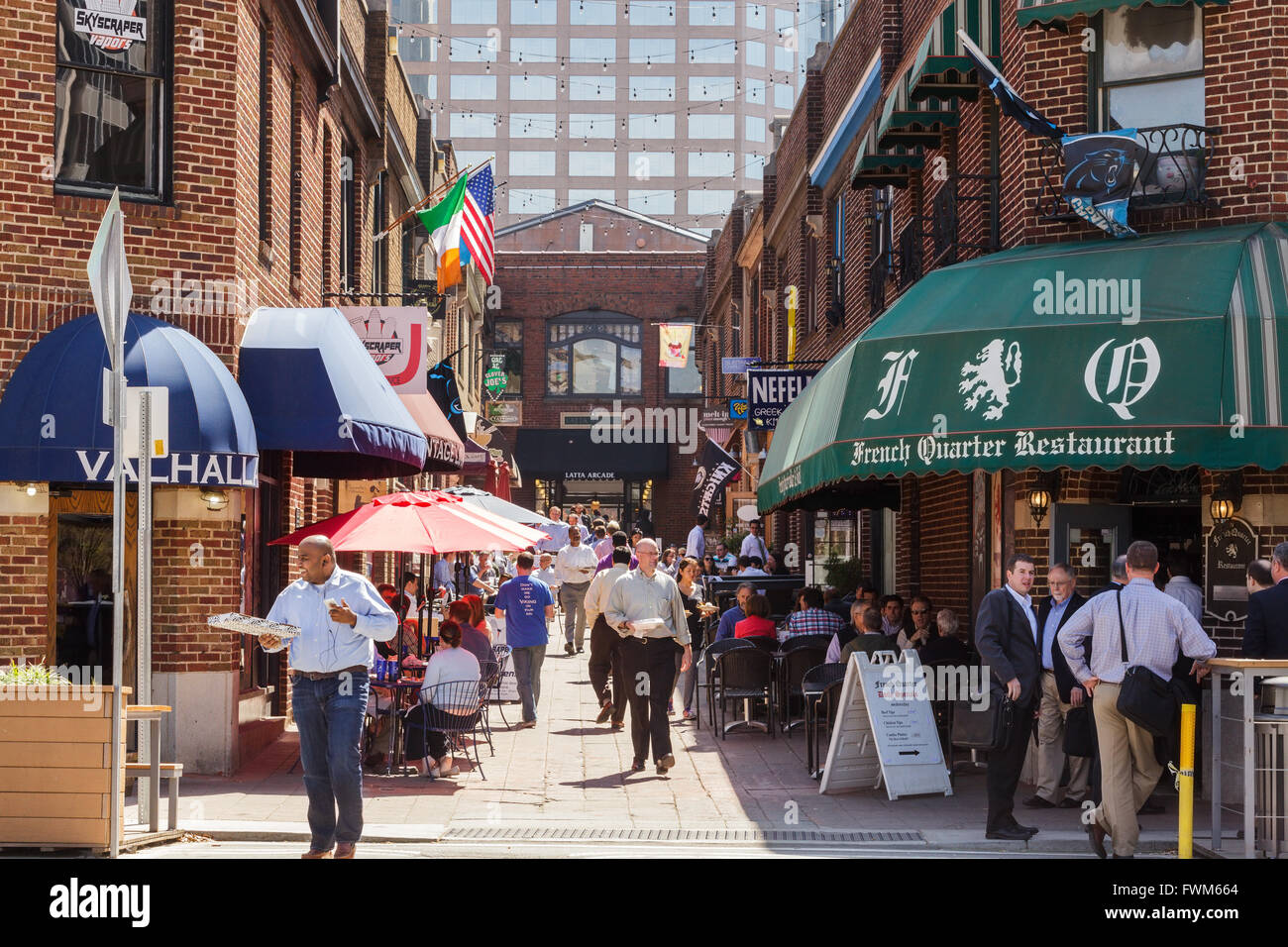Tiempo para el almuerzo en Alfresco Latta Arcade, Charlotte, Carolina del Norte, EE.UU. Foto de stock