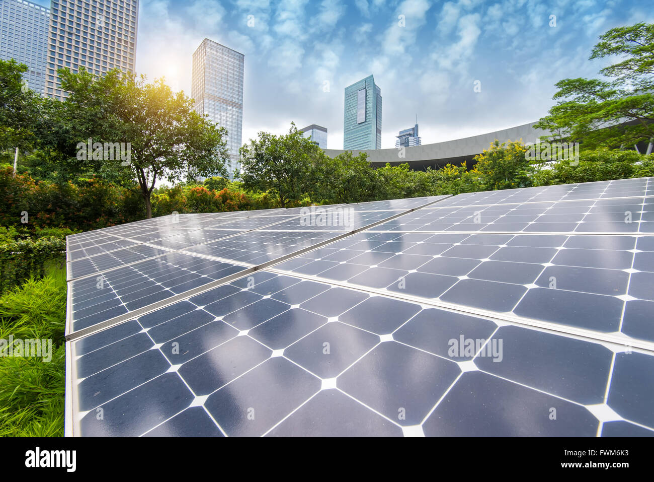 Paneles solares en el parque de ciudad moderna Foto de stock