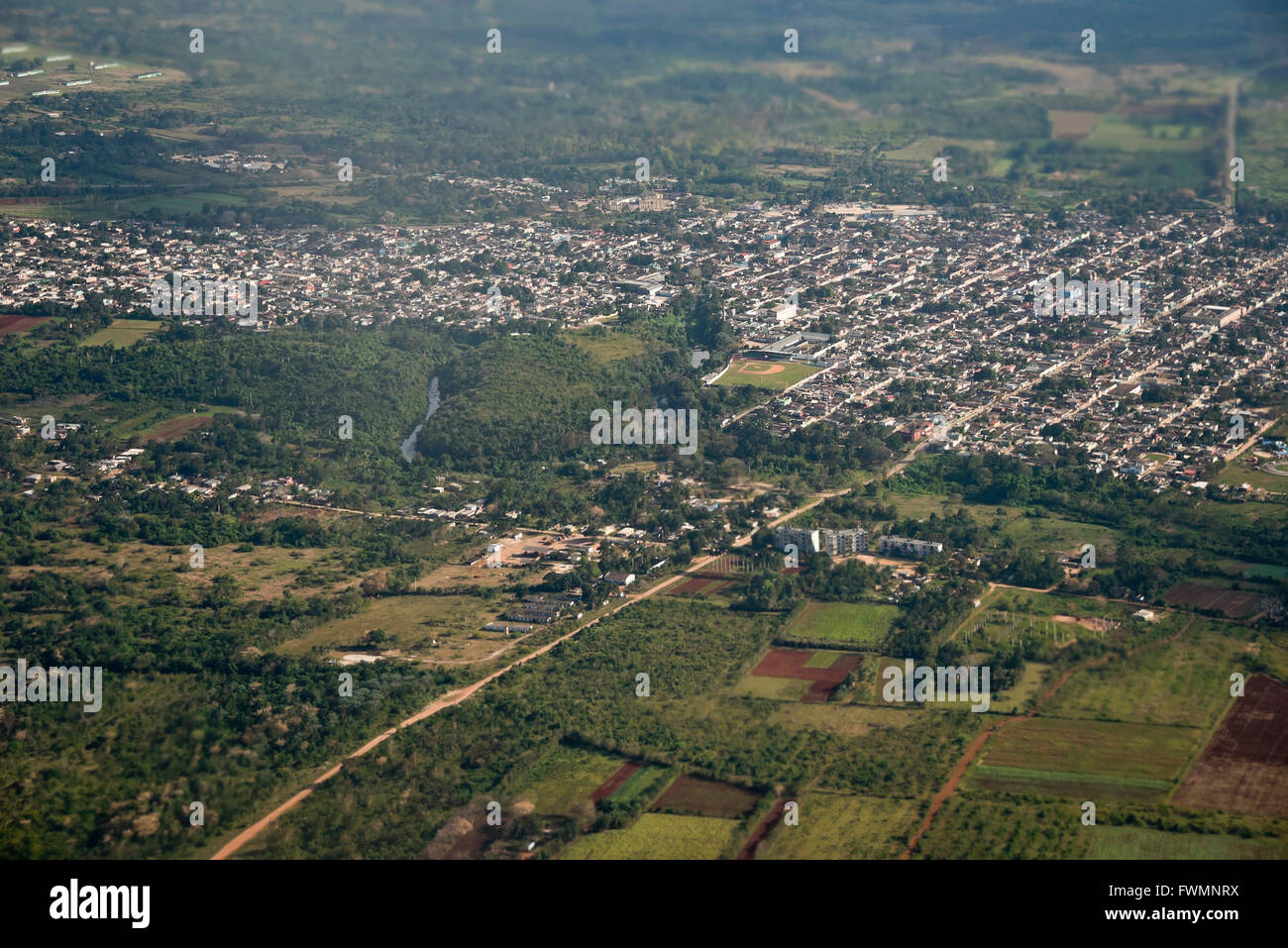 Horizontal vista aérea de San Antonio de los baños en las afueras de La Habana y sus alrededores en Cuba. Foto de stock