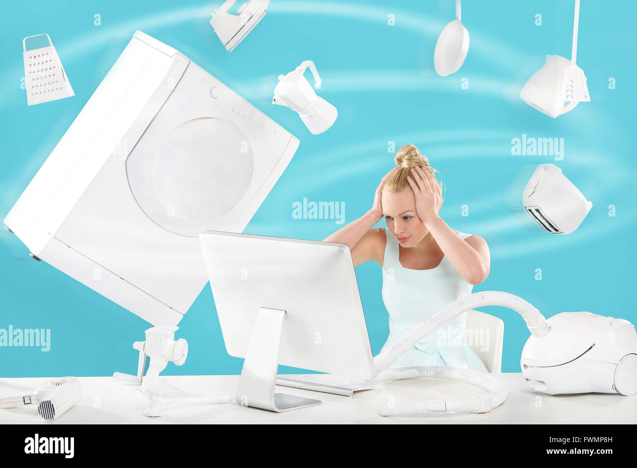 Poder adquisitivo vértigo - Compras en línea .Una mujer se sienta en frente de un monitor de ordenador y volar por encima de ella aparatos cotidianos Foto de stock